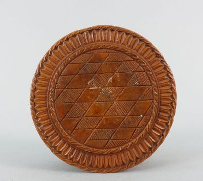null Circular snuffbox in corozo nut, decorated with an allegory of love

(Small...