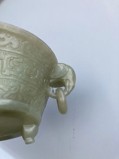 null CHINA - 18th century

A celadon nephrite flared bowl, carved in light relief...