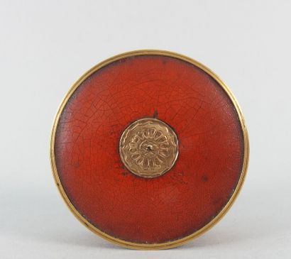 null Circular snuffbox in tortoiseshell and red lacquer in a gilded

with a flower...