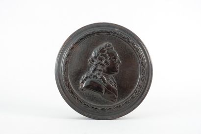 null Tabatière circulaire en écaille, le couvercle à décor d'un profil de Louis XV.

Début...