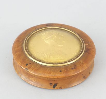 null Circular wooden snuffbox, the lid decorated with a profile of the Duchess of...