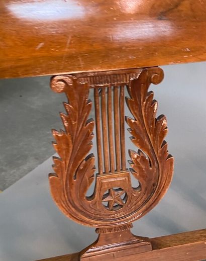 null Suite de six chaises en acajou sculpté à dossier ajouré en lyre à renversement,...