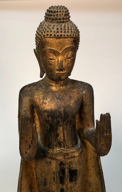 null THAILANDE - Vers 1900

Bouddha en bronze laqué doré, debout sur une haute base...