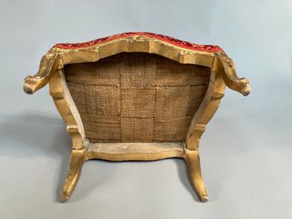 null Fauteuil d'enfant en bois sculpté doré, garni de soie brochée rouge

XIXe siècle

(Petits...