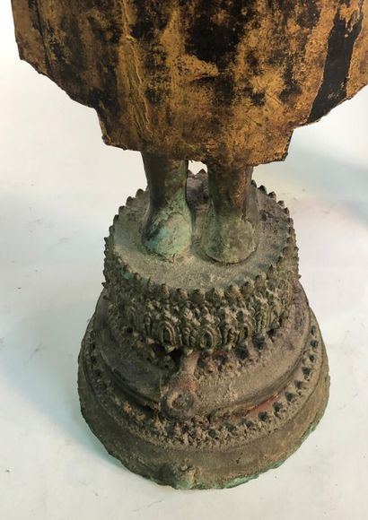 null THAILANDE - Vers 1900

Bouddha en bronze laqué doré, debout sur une haute base...