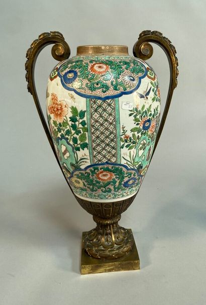 null Manufacture de Sanson (dans le goût de)

Grand vase couvert en porcelaine aux...
