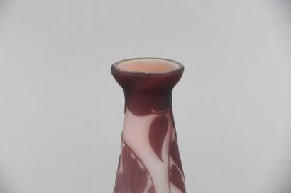 null Établissements GALLÉ (1904-1936)

Vase ovoïde à col conique. Épreuve en verre...