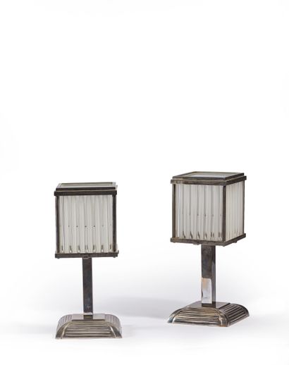null TRAVAIL FRANÇAIS 1950

Paire de lampes de chevet en métal chromé à cache-ampoule...