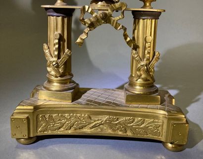 null Pendule en bronze doré, le cadran reposant sur deux fûts de colonne cannelée...