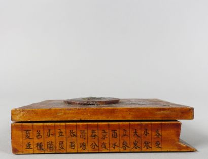 null Two sundials and a carved wooden case

Height of the dial : 

1 : about 7 cm...