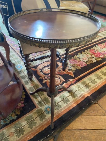 null Trivet pedestal table, openwork gallery

Louis XVI style 

(Accidents.)

Height...