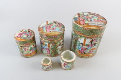null Suite of five tea caddies, two without lids

(Accidents and missing parts.)

Height...