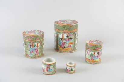 null Suite of five tea caddies, two without lids

(Accidents and missing parts.)

Height...