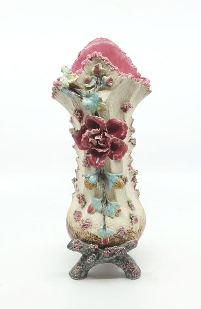 null Tripod vase in barbotine with flowers in relief

Height : 31,5 cm Height : 31,5...