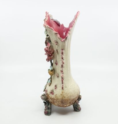 null Tripod vase in barbotine with flowers in relief

Height : 31,5 cm Height : 31,5...