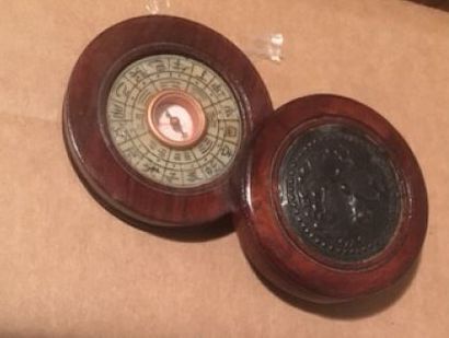null Mahogany compass

Diameter : 6 cm