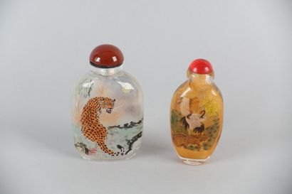 null Meeting of two covered snuffboxes in painted glass

Height : 8,2 and 8,7 cm...