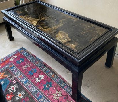null Black lacquered wood coffee table, the top in Coromandel lacquer. 

(Accidents,...