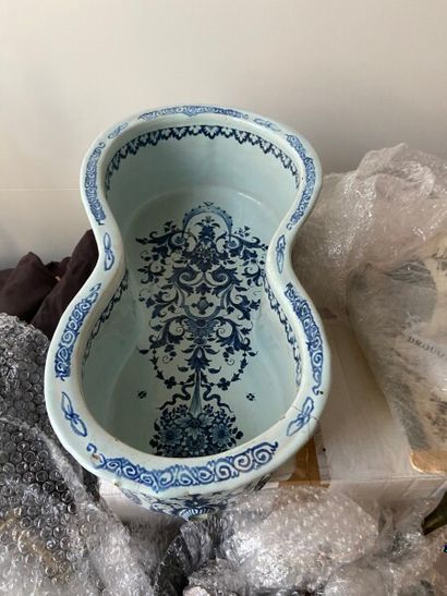 null Rouen porcelain bidet

(Accidents and repairs.)

Height : 13,5 cm 13,5 cm ;...