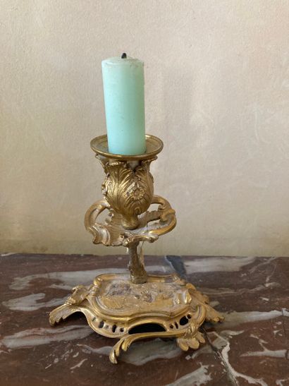 null A Rocaille style gilt bronze candlestick with a flycatcher 

Height : 12 cm...