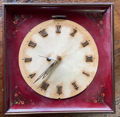 null Swiss clock in the shape of a square

White enamelled dial

(With its key.)

Height...