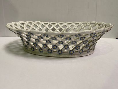 null Two openwork porcelain bannettes (Mark)

TO BE ATTACHED :

- A small porcelain...