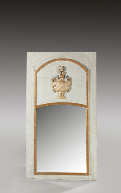 null Trumeau with central gilded wood urn decoration

Louis XVI style

Height : 151...