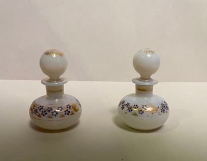 null Set of two covered bottles, glass and opaline 

Wear and tear