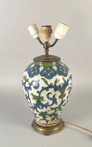 null Glazed ceramic lamp base with arabesque decoration

Mounting

(Chips.)

Near...