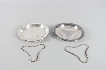 null Lot including :

- A metal ashtray decorated with a heart

Length : 10 cm ;...