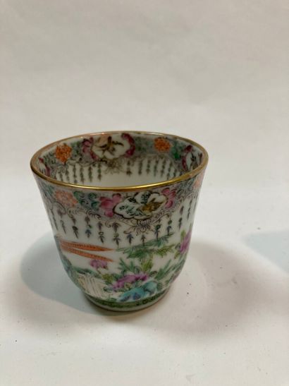 null ASIA

Polychrome porcelain cup decorated with flowers, roosters, birds and gold...