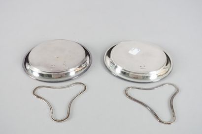 null Lot including :

- A metal ashtray decorated with a heart

Length : 10 cm ;...