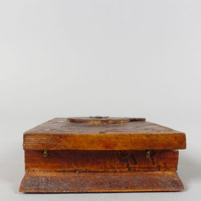 null Two sundials and a carved wooden case

Height of the dial : 

1 : about 7 cm...