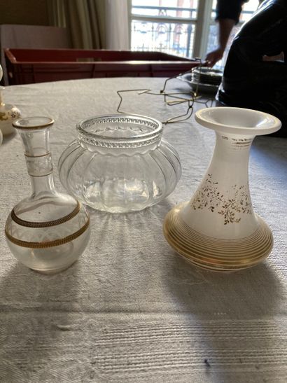 null LOT including : 

- Two glass and opaline bottles and a glass cup 

- Porcelain...