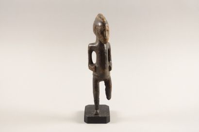 null Wooden statuette

Senufo people, Ivory Coast

(Slightly missing, accidents.)

Height...