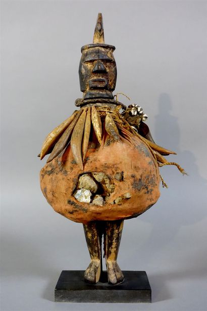 null CONGO, Teke

Reliquary fetish statuette

Wood, fabric, cowrie shells, horn,...