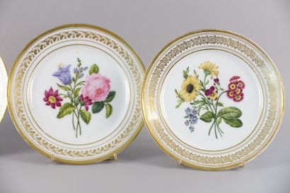 null PARIS

Réunion de dix-huit assiettes en porcelaine dont quatre modèles différents...