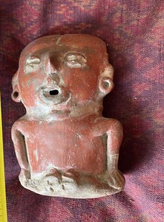 null Personnage assis

Terre cuite brune à engobe rouge

Culture Chupicuaro, Mexique

900-100...
