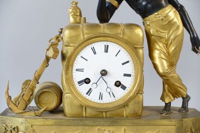 null Pendule au matelot en bronze doré et patiné à décor d'ancre et tonneaux, le...