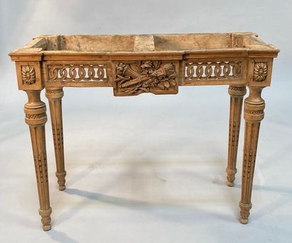 null Table-console en bois fruitier (peinte à l'origine), la ceinture ajourée d'entrelacs...