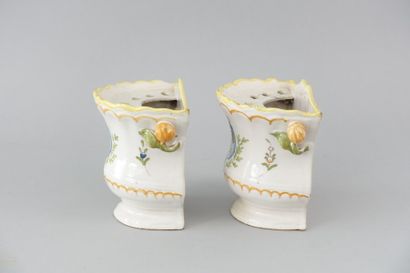 null MOUSTIERS

Pair of earthenware flowerpots with polychrome decoration of an azure...