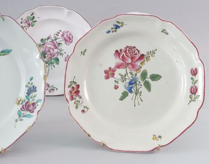 null STRASBOURG, SCEAUX et divers 

Cinq assiettes en faïence à décor polychrome,...