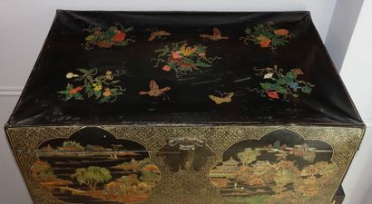 null CHINA - Late 19th century

Painted and lacquered wood chest, the upper part...