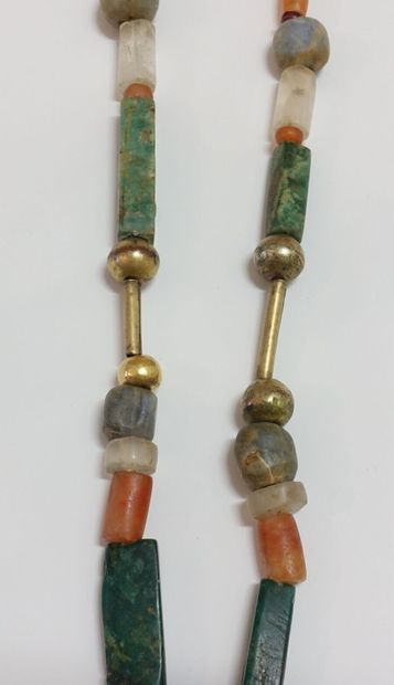 null Collier composé d'environ quarante-sept perles en cristal, pierres verte, rouge...