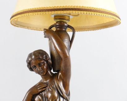null Pied de lampe en bronze figurant une femme à l'Antique portant une urne, sur...