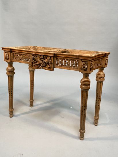 null Table-console en bois fruitier (peinte à l'origine), la ceinture ajourée d'entrelacs...