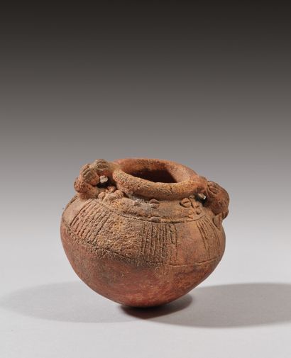 null Vase globulaire à deux anses

Terre cuite brune

Style Potosi appliqué, Région...