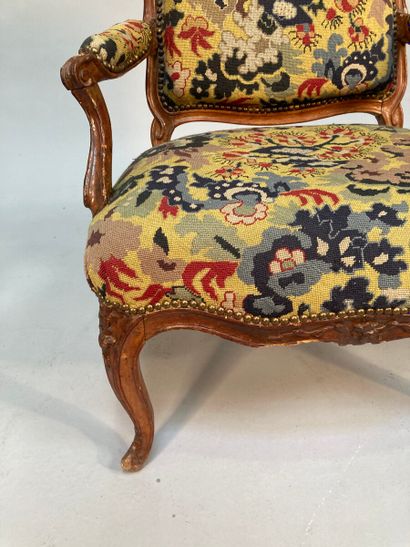 null Two armchairs with flat backs in natural wood, moulded and carved with flowers....