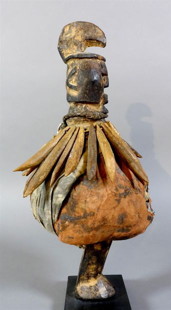 null CONGO, Teke

Reliquary fetish statuette

Wood, fabric, cowrie shells, horn,...