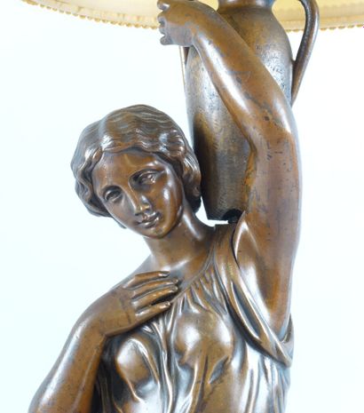 null Pied de lampe en bronze figurant une femme à l'Antique portant une urne, sur...